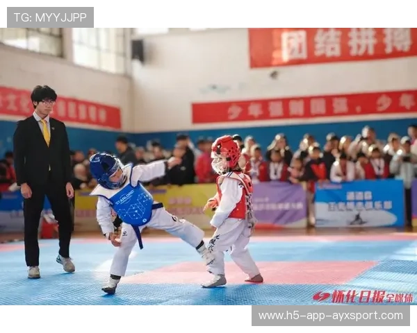 跆拳道退役名将重返赛场做示范课,现场座无虚席